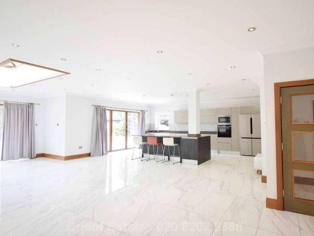 Saddlescombe Way, Woodside, N12