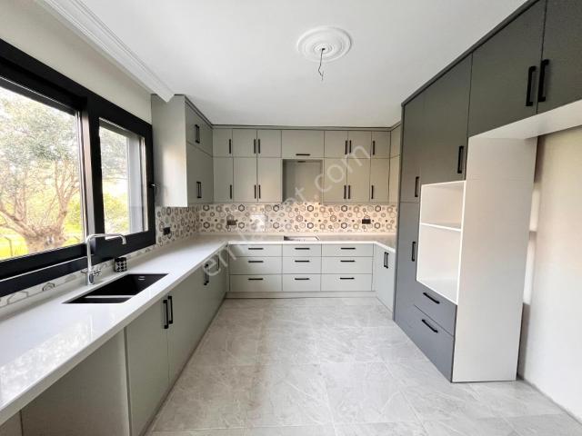 Sadece Parstan Zeytinlide Çay Manzaralı Lüks Satılık 4+1 Villa
