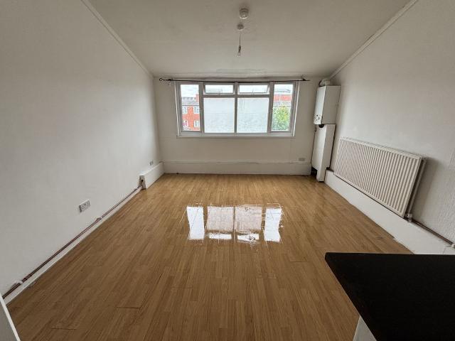 Sadler Close, Mitcham CR4, 1 bed flat to rent, £750 pcm | PrimeLocation