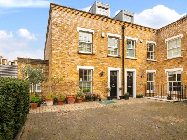 Sadlers Gate Mews, Commondale. 4 bed end of terrace house to rent £6,500 pcm £1,500 pw
