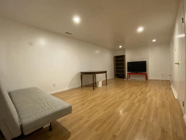 Safe&Walkable Large Bedroom located between Southgate and South Park