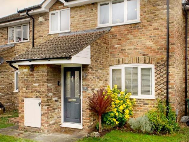Saffron Court, Farnborough GU14 2 bed terraced house to rent £2,880 pcm £665 pw