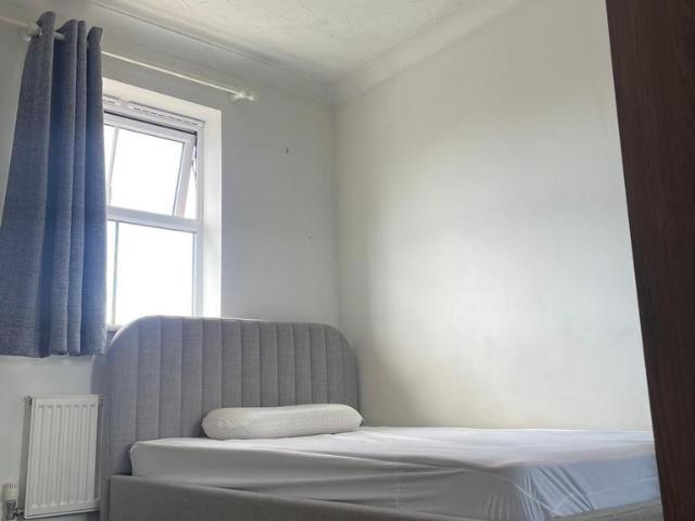 Saffron Road, Chafford Hundred RM16 1 bed in a house share to rent £750 pcm £173 pw