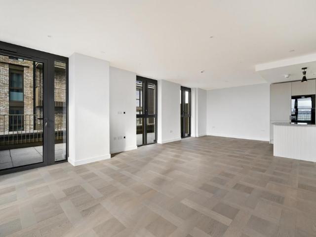 Saffron Wharf, London Dock, London, E1W 3 bed apartment to rent £5,700 pcm £1,315 pw