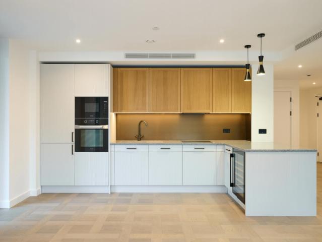 Saffron Wharf, London E1W 2 bed flat to rent £3,800 pcm £877 pw