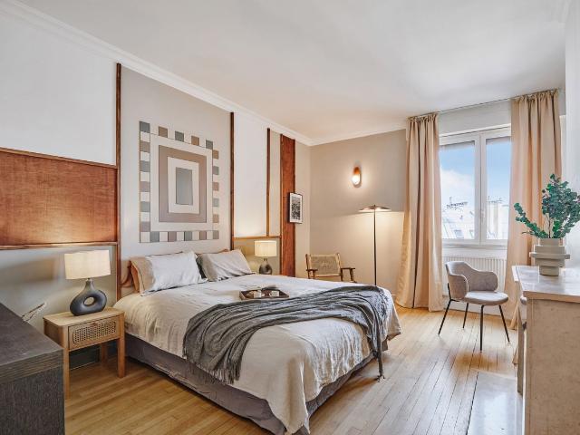 Safir 3 bedrooms and balcony in Trocadero, Paris Amsterdam Apartments for Rent