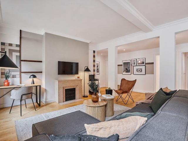 Safir 3 bedrooms and balcony in Trocadero, Paris Amsterdam Apartments for Rent