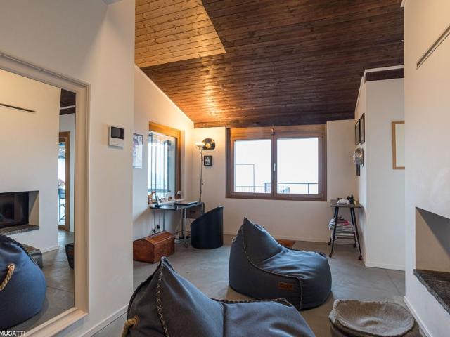 SAGNO: UNA CASA SOSPESA TRA QUIETE E PANORAMA