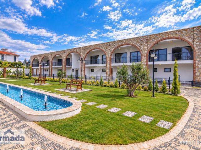 SAHİL SİTELERİNDE DENİZ MANZARALI HAVUZLU SİTEDE 1+1 GENİŞ DAİRE