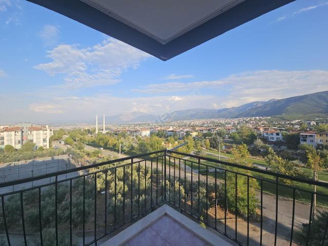 Sahibinden Merkezi Konumda, Otoparklı Ve Manzaralı Kiralık Daire