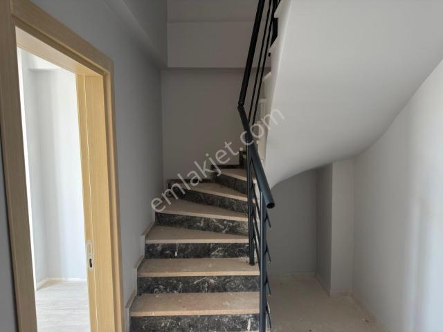 Sahibinden Çayırova Cumhuriyette Sıfır Bina 5+1 Dubleks 180 M2 Net 6. Kat Geniş Aile Dairesi