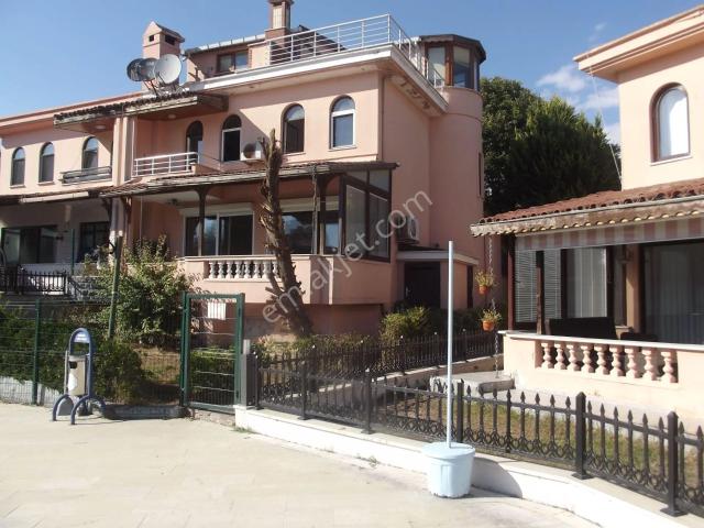 Sahibinden Büyükçekmece Erguvan Evlerinde Deniz Ve Havuz Manzaralı Triplex Villa