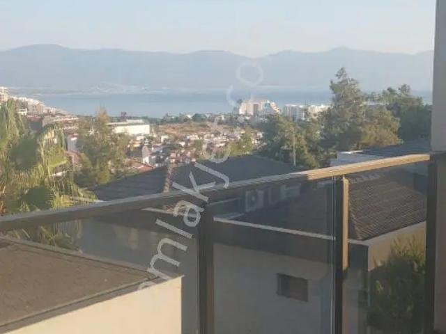 Sahibinden Cadde Üzerinde Deniz Manzaralı Villa Katı