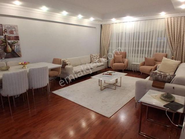 Sahibinden Karacaibrahim Mahallesinde Yol Üzeri Cumartesi Pazarı Önünde 1.kat