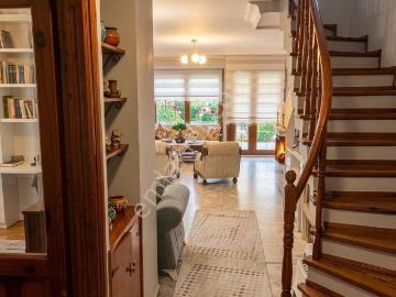 Sahibinden Saraçoğlu Kıyı Evleri'nde Deniz Manzaralı Köşe Parsel Villa