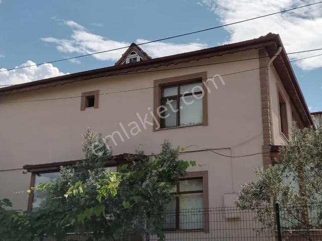 Sahibinden 4+2 Merkezi Konumda Bahçeli Ve Eşyalı Raylı Sisteme Sahip Villa