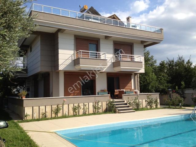Sahil Mahallesi'nde Havuzlu Lüks 5+1 Villa