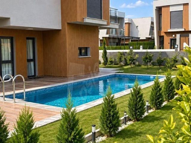 Sahil Sitelerinde Denize 600 Metre 3+1 Sıfır Villa