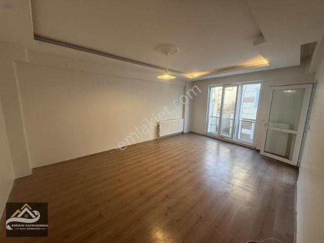 Sahilde, Çarşıda 2+1 Daire: 110m², Yürüme Mesafesi