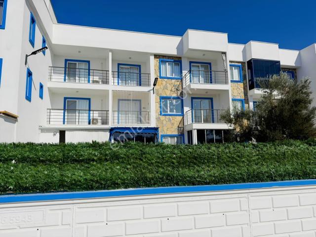 Sahile En Yakın Caddede Havuzlu 1+1 Daire