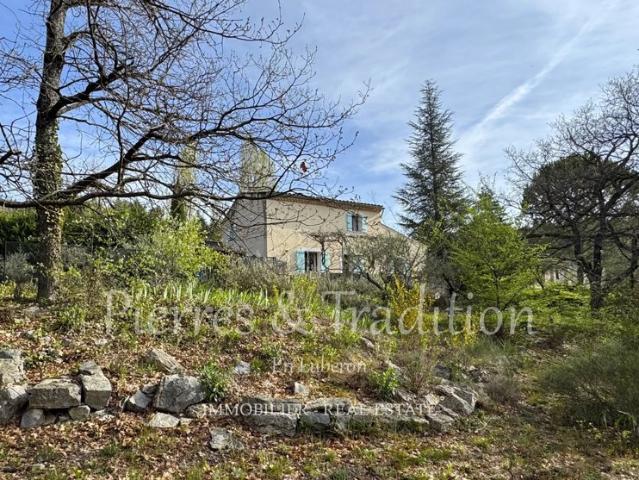 Saignon, maison avec jardin et piscine dans un environnement naturel