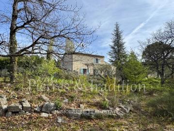 Saignon, maison avec jardin et piscine dans un environnement naturel