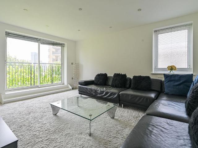 Sail Court, Canary Wharf, London E14, 3 bed flat to rent, £3,200 pcm | PrimeLocation
