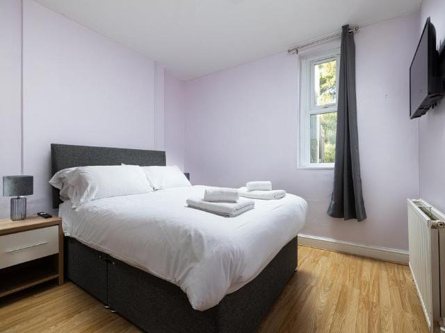 Sainsbury's Local, 164 Uxbridge Road, London, W12 8AA, United Kingdom | 1 bed apartment for rent #138512210 | Rentberry