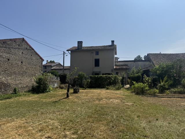 Saint Victurnien entre LIMOGES et SAINT JUNIEN maison à rénover avec grange et jardin attenants