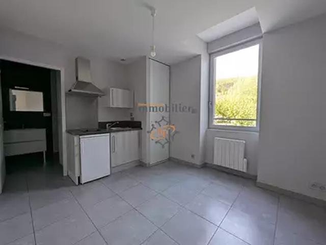 Saint Affrique 12400 Location appartement 1 pièce t1 au dernier étage