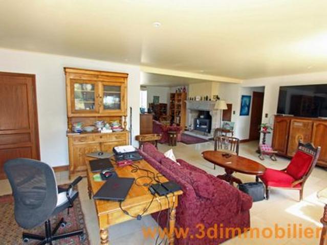 Saint Amour 39 JURA, à vendre au calme une belle et grande maison familiale avec piscine sur un beau terrain