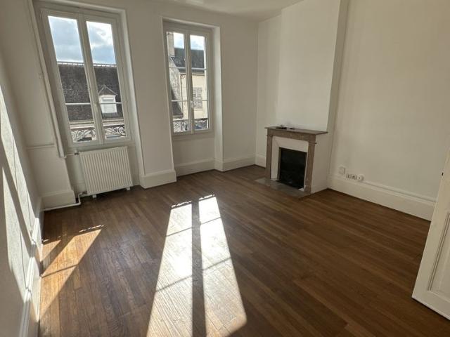 SAINT AMAND MONTROND Maison de 187.60m² avec jardin et dépendance