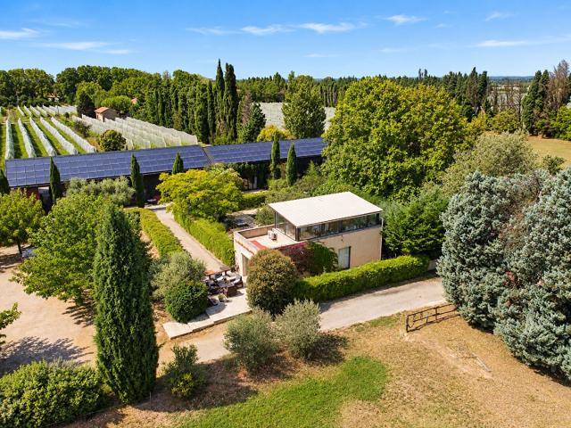 Saint Andiol, domaine de 11,5 hectares avec mas provençal. 2000m² Saint Andiol