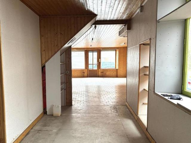 Saint Anthème 63660 immeuble sur trois niveaux plus combles 180 m²