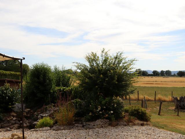 SAINT BÉNIGNE – Villa d'exception avec piscine, vue sur les Monts du Mâconnais et terrain de 4 608 m²