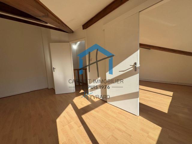 SAINT CHAMOND Loue T3 en duplex de 50m² au 3ème étage