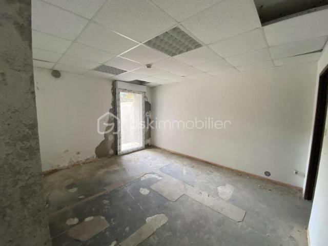 SAINT CHRISTOL 84 À partir de 52 000 FAI – Créez votre appartement sur mesure ! Plusieurs plateaux bruts disponibles avec balcon et parkings privatifs dans une résidence entièrement rénovée