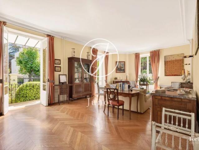 Saint Cloud MARCHE DES AVELINES Maison 290m² Terrain 350 m²