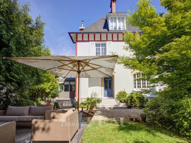 Saint Cloud Montretout Belle demeure 5 chambres. 300m² Saint Cloud