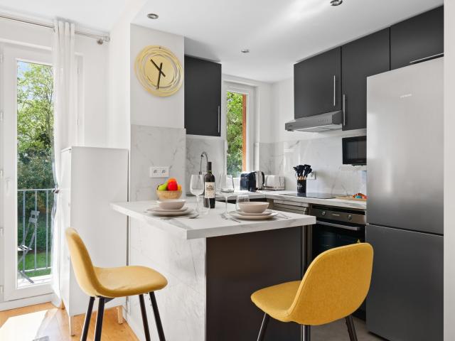 Saint Cloud Suite: Cozy retreat with terrace & parking