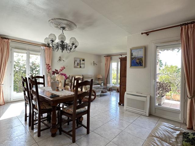 SAINT CYPRIEN. Maison 4 faces, terrain 800 m2