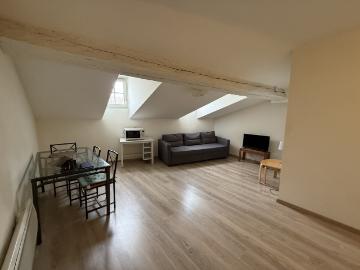 Saint Cyprien, dans un immeuble rénové, au 3ème et dernier étage sans ascenseur, agréable studio meublé de 26.45m2 carrez et 31.70 m2 de surface totale au sol