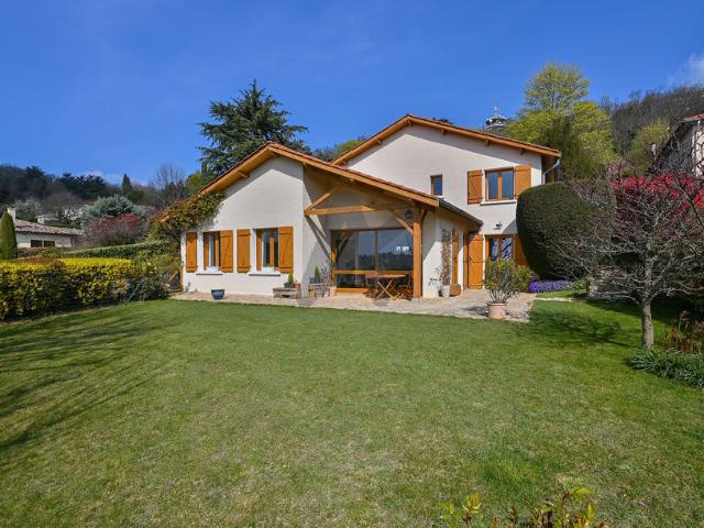 Saint Cyr Au Mont D'Or Agréable maison d'environ 200m2 habitables édifiée sur un terrain de 2126m2 piscinabl