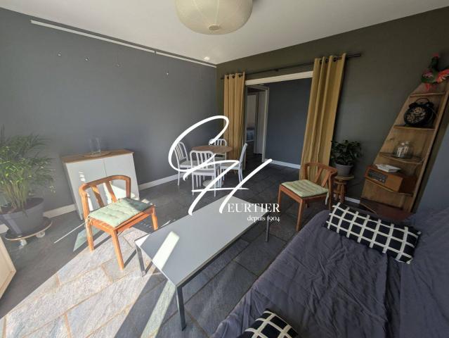 SAINT EGREVE APPARTEMENT T3 MEUBLE TRAVERSANT