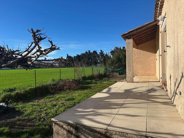 Saint Etienne du Grès: Villa de plein pied, 3 chambres, terrain 420m2