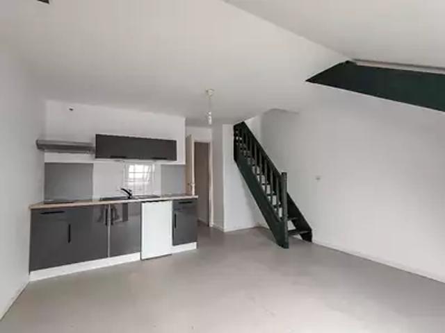 Saint Flour 15100 Location appartement 1 pièce t1 au dernier étage cave