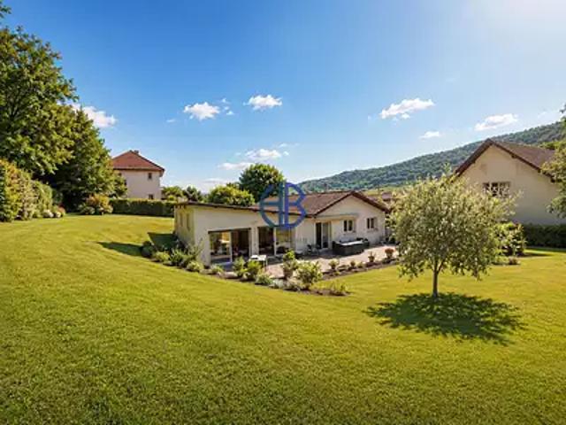 Saint Geoire en Valdaine 38620 Achat / Vente maison 7 pièces t7 au dernier étage piscine
