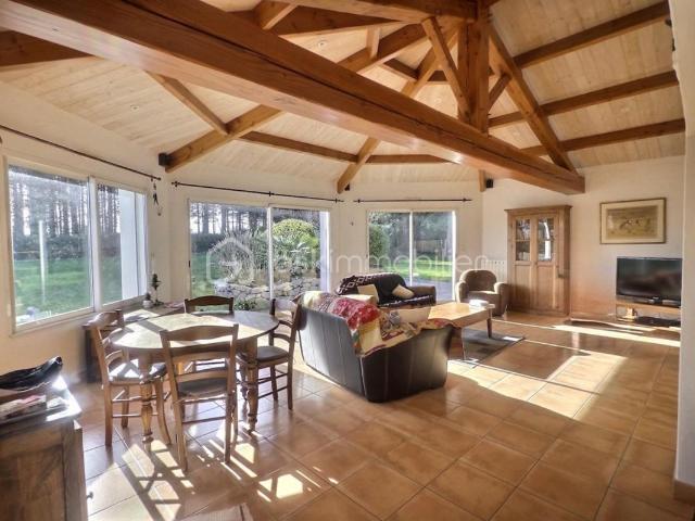 SAINT GERVAIS – MAISON FAMILIALE DE PLAIN PIED, 3 CHAMBRES, BUREAU ET TERRAIN PISCINABLE DE 4 000 M²