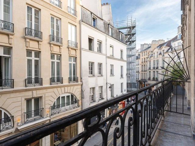 Saint Germain des Prés rue Dauphine studio meublé avec balcon