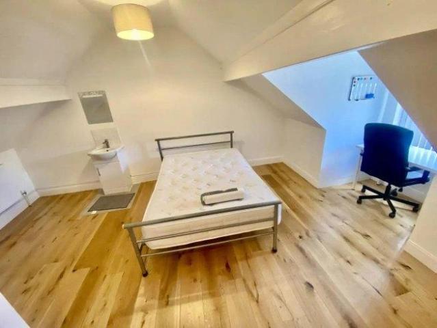 Saint Helen's Road 6 bed house share to rent £2,700 pcm £623 pw